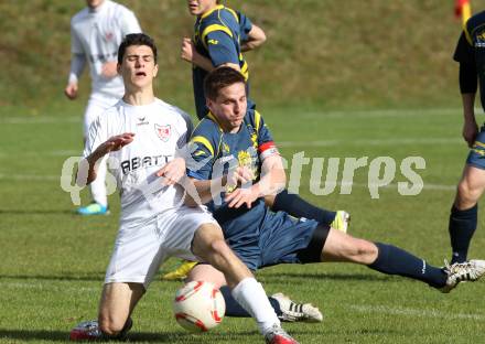Fussball Kaerntner Liga. ATUS Ferlach gegen St. Veit/Glan. Lukas Jaklitsch,  (Ferlach), Michael Rebernig (St. Veit). Ferlach, 21.4.2012.
Fotos: kuess
---
pressefotos, pressefotografie, kuess, qs, qspictures, sport, bild, bilder, bilddatenbank