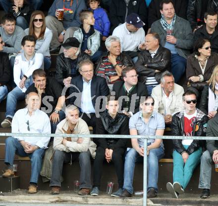 Fussball Regionalliga. SAK gegen SK Austria Klagenfurt. Zuschauertribuene. Fans. Christian Sand, Peter Svetits, Harald Dobernig, Matthias Dollinger sen..  Klagenfurt, 21.4.2012
Foto: Kuess

---
pressefotos, pressefotografie, kuess, qs, qspictures, sport, bild, bilder, bilddatenbank