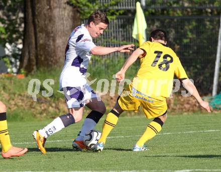 Fussball Regionalliga. SAK gegen FC Gratkorn. Grega Triplat,  (SAK), Oliver Schoepf (Gratkorn). Klagenfurt, 27.4.2012.
Foto: Kuess
---
pressefotos, pressefotografie, kuess, qs, qspictures, sport, bild, bilder, bilddatenbank