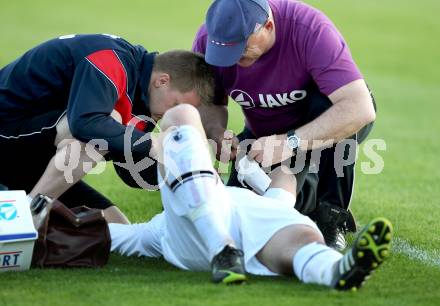 Fussball Regionalliga. VSV gegen Vorwaerts Steyr. Verletzt, die Platzwunde von Dejan Jeftenic wird am Platz genaeht (Steyr). Villach, 28.4.2012.
Foto: Kuess
---
pressefotos, pressefotografie, kuess, qs, qspictures, sport, bild, bilder, bilddatenbank