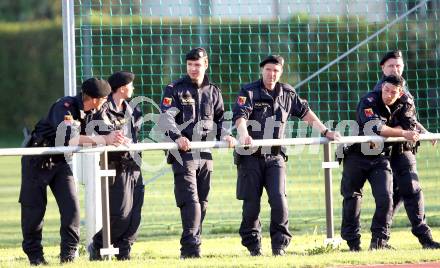 Fussball Regionalliga. VSV gegen Vorwaerts Steyr. Polizeiaufgebot. Villach, 28.4.2012.
Foto: Kuess
---
pressefotos, pressefotografie, kuess, qs, qspictures, sport, bild, bilder, bilddatenbank