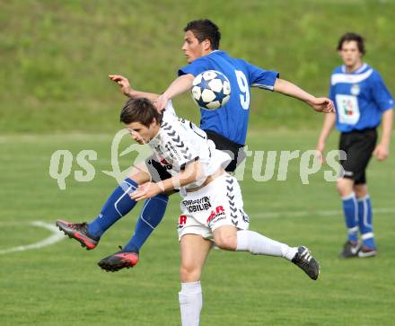 Fussball Kaerntner Liga. Feldkirchen gegen WAC/St. Andrae. Kevin Winkler,  (Feldkirchen), Angelo Darmann (WAC). Feldkirchen, 1.5.2012.
Foto: Kuess
---
pressefotos, pressefotografie, kuess, qs, qspictures, sport, bild, bilder, bilddatenbank