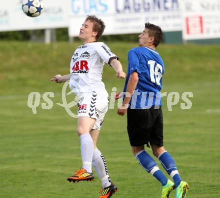 Fussball Kaerntner Liga. Feldkirchen gegen WAC/St. Andrae. Marco Huber, (Feldkirchen), Hrvoje Jakovljevic  (WAC). Feldkirchen, 1.5.2012.
Foto: Kuess
---
pressefotos, pressefotografie, kuess, qs, qspictures, sport, bild, bilder, bilddatenbank