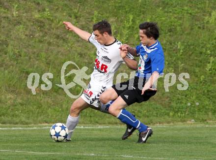 Fussball Kaerntner Liga. Feldkirchen gegen WAC/St. Andrae. Michael Fischer, (Feldkirchen), Mario Ellersdorfer  (WAC). Feldkirchen, 1.5.2012.
Foto: Kuess
---
pressefotos, pressefotografie, kuess, qs, qspictures, sport, bild, bilder, bilddatenbank