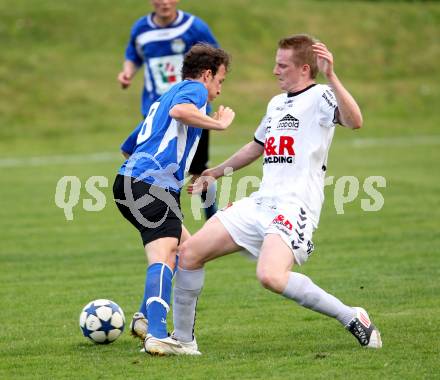 Fussball Kaerntner Liga. Feldkirchen gegen WAC/St. Andrae. Michael Wernig, (Feldkirchen), Mario Kroepfl (WAC). Feldkirchen, 1.5.2012.
Foto: Kuess
---
pressefotos, pressefotografie, kuess, qs, qspictures, sport, bild, bilder, bilddatenbank