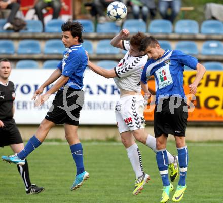 Fussball Kaerntner Liga. Feldkirchen gegen WAC/St. Andrae. Philipp Wisotzky,  (Feldkirchen), Eldar Lisic, Hrvoje Jakovljevic (WAC). Feldkirchen, 1.5.2012.
Foto: Kuess
---
pressefotos, pressefotografie, kuess, qs, qspictures, sport, bild, bilder, bilddatenbank