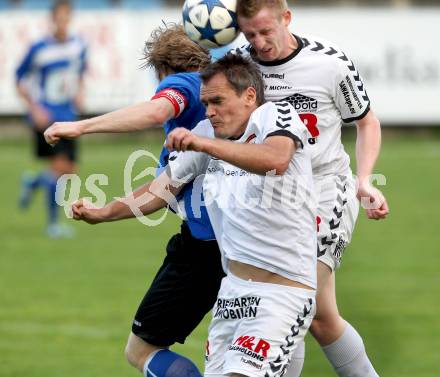 Fussball Kaerntner Liga. Feldkirchen gegen WAC/St. Andrae. Robert Micheu, Michael Wernig,  (Feldkirchen), Christian Samitsch (WAC). Feldkirchen, 1.5.2012.
Foto: Kuess
---
pressefotos, pressefotografie, kuess, qs, qspictures, sport, bild, bilder, bilddatenbank