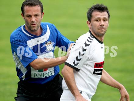 Fussball Kaerntner Liga. Feldkirchen gegen WAC/St. Andrae. Auron Miloti, (Feldkirchen), Hannes Jochum (WAC). Feldkirchen, 1.5.2012.
Foto: Kuess
---
pressefotos, pressefotografie, kuess, qs, qspictures, sport, bild, bilder, bilddatenbank