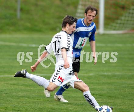 Fussball Kaerntner Liga. Feldkirchen gegen WAC/St. Andrae. Kevin Winkler,  (Feldkirchen), Mario Kroepfl (WAC). Feldkirchen, 1.5.2012.
Foto: Kuess
---
pressefotos, pressefotografie, kuess, qs, qspictures, sport, bild, bilder, bilddatenbank