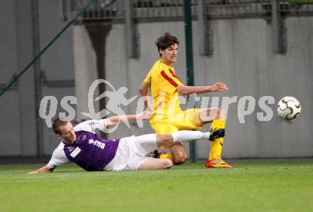 Fussball Regionalliga. SK Austria Klagenfurt gegen Kapfenberger SV Amateure. Patrick Radinger, (Austria Klagenfurt), Philipp Wendler (Kapfenberger SV).  Klagenfurt, 4.5.2012
Foto: Kuess

---
pressefotos, pressefotografie, kuess, qs, qspictures, sport, bild, bilder, bilddatenbank