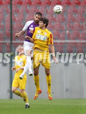 Fussball Regionalliga. SK Austria Klagenfurt gegen Kapfenberger SV Amateure. Oliver Pusztai,  (Austria Klagenfurt), Philipp Wendler (Kapfenberger SV).  Klagenfurt, 4.5.2012
Foto: Kuess

---
pressefotos, pressefotografie, kuess, qs, qspictures, sport, bild, bilder, bilddatenbank