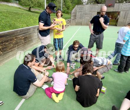 Eishockey Bundesliga. EBEL. VSV im Kinderheim in Treffen. Marco Pewal, Stefan Bacher, Benjamin Petrik, Markus Peintner. Villach, 2.5.2012.
Foto: Kuess
---
pressefotos, pressefotografie, kuess, qs, qspictures, sport, bild, bilder, bilddatenbank