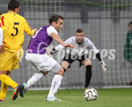 Fussball Regionalliga. SK Austria Klagenfurt gegen Kapfenberger SV Amateure. Marco Reich, (Austria Klagenfurt), Ibrahim Bingoel, Filip Gacevski (Kapfenberger SV).  Klagenfurt, 4.5.2012
Foto: Kuess

---
pressefotos, pressefotografie, kuess, qs, qspictures, sport, bild, bilder, bilddatenbank