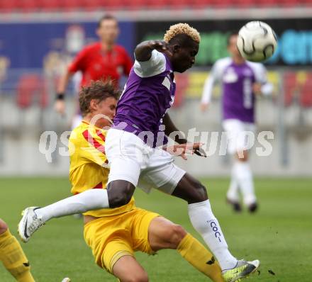 Fussball Regionalliga. SK Austria Klagenfurt gegen Kapfenberger SV Amateure. Kevin Bangai, (Austria Klagenfurt), Moritz Guetz (Kapfenberger SV).  Klagenfurt, 4.5.2012
Foto: Kuess

---
pressefotos, pressefotografie, kuess, qs, qspictures, sport, bild, bilder, bilddatenbank