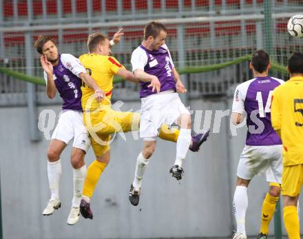 Fussball Regionalliga. SK Austria Klagenfurt gegen Kapfenberger SV Amateure. Boris Huettenbrenner, Patrick Radinger, (Austria Klagenfurt), Armin Masovic (Kapfenberger SV).  Klagenfurt, 4.5.2012
Foto: Kuess

---
pressefotos, pressefotografie, kuess, qs, qspictures, sport, bild, bilder, bilddatenbank