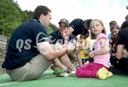 Eishockey Bundesliga. EBEL. VSV im Kinderheim in Treffen. Marco Pewal, Stefan Bacher. Villach, 2.5.2012.
Foto: Kuess
---
pressefotos, pressefotografie, kuess, qs, qspictures, sport, bild, bilder, bilddatenbank