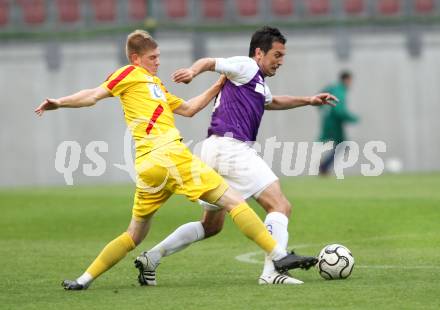 Fussball Regionalliga. SK Austria Klagenfurt gegen Kapfenberger SV Amateure. Almedin Hota, (Austria Klagenfurt),  Lukas Stadler (Kapfenberger SV).  Klagenfurt, 4.5.2012
Foto: Kuess

---
pressefotos, pressefotografie, kuess, qs, qspictures, sport, bild, bilder, bilddatenbank