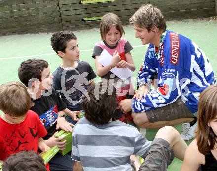 Eishockey Bundesliga. EBEL. VSV im Kinderheim in Treffen. Daniel Nageler. Villach, 2.5.2012.
Foto: Kuess
---
pressefotos, pressefotografie, kuess, qs, qspictures, sport, bild, bilder, bilddatenbank