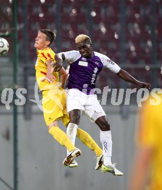 Fussball Regionalliga. SK Austria Klagenfurt gegen Kapfenberger SV Amateure. Kevin Bangai, (Austria Klagenfurt),  David Otter (Kapfenberger SV).  Klagenfurt, 4.5.2012
Foto: Kuess

---
pressefotos, pressefotografie, kuess, qs, qspictures, sport, bild, bilder, bilddatenbank
