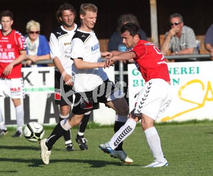 Fussball Kaerntner Liga. SVG Bleiburg gegen Feldkirchen SV. Rene Partl (Bleiburg), Auron Miloti (Feldkirchen). Bleiburg, am 5.5.2012.
Foto: Kuess
---
pressefotos, pressefotografie, kuess, qs, qspictures, sport, bild, bilder, bilddatenbank