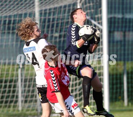 Fussball Kaerntner Liga. SVG Bleiburg gegen Feldkirchen SV. Christian Stoisser (Bleiburg), Marco Huber, Hans Joachim Thamer (Feldkirchen). Bleiburg, am 5.5.2012.
Foto: Kuess
---
pressefotos, pressefotografie, kuess, qs, qspictures, sport, bild, bilder, bilddatenbank