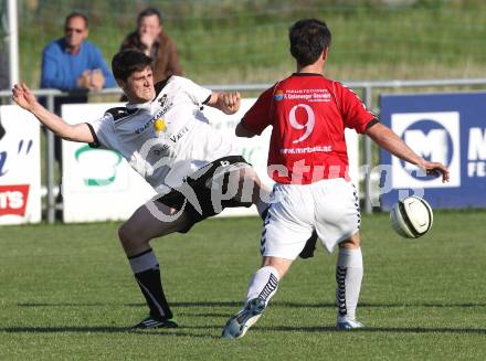 Fussball Kaerntner Liga. SVG Bleiburg gegen Feldkirchen SV. Christopher Knauder (Bleiburg), Auron Miloti (Feldkirchen). Bleiburg, am 5.5.2012.
Foto: Kuess
---
pressefotos, pressefotografie, kuess, qs, qspictures, sport, bild, bilder, bilddatenbank