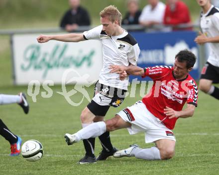 Fussball Kaerntner Liga. SVG Bleiburg gegen Feldkirchen SV. Stefan Klatzer (Bleiburg), Auron Miloti (Feldkirchen). Bleiburg, am 5.5.2012.
Foto: Kuess
---
pressefotos, pressefotografie, kuess, qs, qspictures, sport, bild, bilder, bilddatenbank