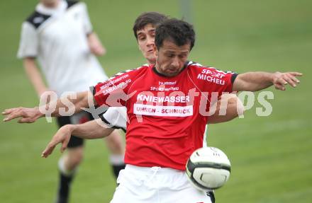 Fussball Kaerntner Liga. SVG Bleiburg gegen Feldkirchen SV. Christopher Knauder (Bleiburg), Auron Miloti (Feldkirchen). Bleiburg, am 5.5.2012.
Foto: Kuess
---
pressefotos, pressefotografie, kuess, qs, qspictures, sport, bild, bilder, bilddatenbank