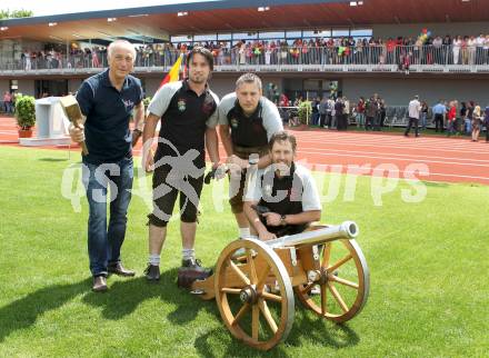 Leichtathletik. Eroeffnung Leopold Wagner Arena. Neue Leichtathletikanlage. Robert Kropiunik, Brauchtumsgruppe Techelsberg. Klagenfurt, am 5.5.2012.
Foto: Kuess
---
pressefotos, pressefotografie, kuess, qs, qspictures, sport, bild, bilder, bilddatenbank