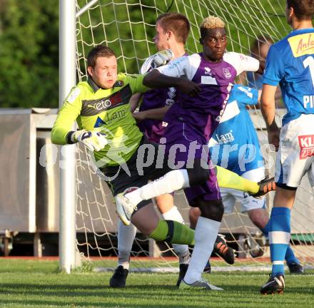 Fussball Regionalliga. VSV gegen SK Austria Klagenfurt. Patrick Boeck, (VSV), Kevin Bangai  (Austria Klagenfurt).  Villach, 11.5.2012
Foto: Kuess

---
pressefotos, pressefotografie, kuess, qs, qspictures, sport, bild, bilder, bilddatenbank