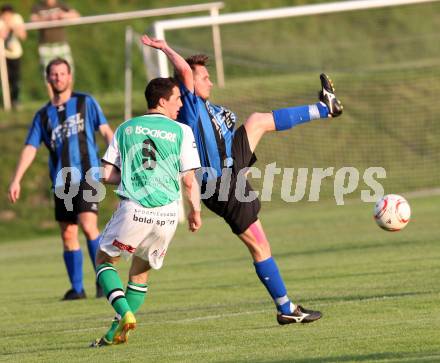 Fussball Kaerntner Liga. Drautal gegen Lendorf. Sandriesser Rudolf (Drautal), Kautz Christian (Lendorf).  Feistritz/Drau, 11.5.2012
Foto: Kuess

---
pressefotos, pressefotografie, kuess, qs, qspictures, sport, bild, bilder, bilddatenbank