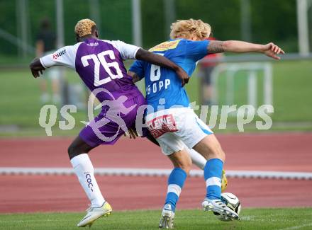 Fussball Regionalliga. VSV gegen SK Austria Klagenfurt. Johannes Isopp, (VSV),  Kevin Bangai (Austria Klagenfurt).  Villach, 11.5.2012
Foto: Kuess

---
pressefotos, pressefotografie, kuess, qs, qspictures, sport, bild, bilder, bilddatenbank