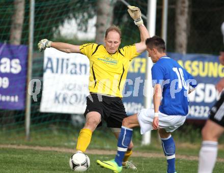 Fussball Kaerntner Liga. Eberndorf gegen WAC/St. Andrae Amateure. Andreas Kuster (Eberndorf), Hrvoje Jakovljevic (WAC). Eberndorf, am 12.5.2012.
Foto: Kuess
---
pressefotos, pressefotografie, kuess, qs, qspictures, sport, bild, bilder, bilddatenbank