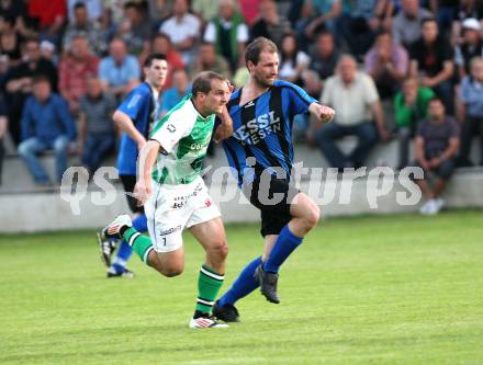Fussball Kaerntner Liga. Drautal gegen Lendorf. Bernd Huber (Drautal), Martin Morgenstern (Lendorf). Feistritz/Drau, am 11.5.2012.
Foto: Kuess
---
pressefotos, pressefotografie, kuess, qs, qspictures, sport, bild, bilder, bilddatenbank