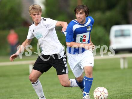 Fussball Kaerntner Liga. Eberndorf gegen WAC/St. Andrae Amateure. Martin Podgornik (Eberndorf), Mario Egger (WAC). Eberndorf, am 12.5.2012.
Foto: Kuess
---
pressefotos, pressefotografie, kuess, qs, qspictures, sport, bild, bilder, bilddatenbank