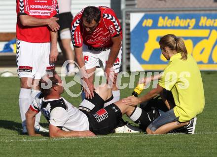 Fussball Kaerntner Liga. SVG Bleiburg gegen Feldkirchen SV. verletzt, Daniel Wriessnig  (Bleiburg),  Robert Micheu (Feldkirchen). Bleiburg, am 5.5.2012.
Foto: Kuess
---
pressefotos, pressefotografie, kuess, qs, qspictures, sport, bild, bilder, bilddatenbank