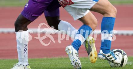 Fussball Regionalliga. VSV gegen SK Austria Klagenfurt. Feature. Fussball, Zweikampf, Ball.  Villach, 11.5.2012
Foto: Kuess

---
pressefotos, pressefotografie, kuess, qs, qspictures, sport, bild, bilder, bilddatenbank