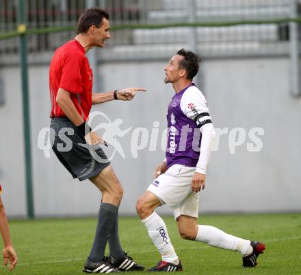 Fussball Regionalliga. SK Austria Klagenfurt gegen Kapfenberger SV Amateure. Matthias Dollnger, Schiedsrichter Christian Klammer (Austria Klagenfurt). Klagenfurt, 4.5.2012
Foto: Kuess
---
pressefotos, pressefotografie, kuess, qs, qspictures, sport, bild, bilder, bilddatenbank