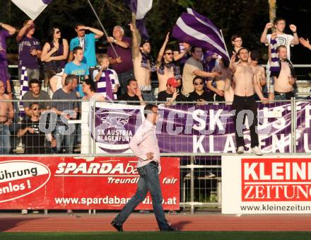 Fussball Regionalliga. VSV gegen SK Austria Klagenfurt. Trainer Dietmar Thuller, Fans (Austria Klagenfurt).  Villach, 11.5.2012
Foto: Kuess

---
pressefotos, pressefotografie, kuess, qs, qspictures, sport, bild, bilder, bilddatenbank