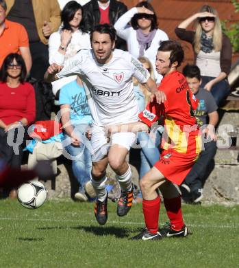 Fussball. Kaerntner Liga. Atus Ferlach gegen ATSV Wolfsberg. Juergen Kozel, (Ferlach), Florian Schatz (Wolfsberg). Ferlach, 17.5.2012.
Foto. Kuess
---
pressefotos, pressefotografie, kuess, qs, qspictures, sport, bild, bilder, bilddatenbank
