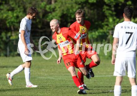Fussball. Kaerntner Liga. Atus Ferlach gegen ATSV Wolfsberg. Torjubel Marcel Stoni (Wolfsberg). Ferlach, 17.5.2012.
Foto. Kuess
---
pressefotos, pressefotografie, kuess, qs, qspictures, sport, bild, bilder, bilddatenbank