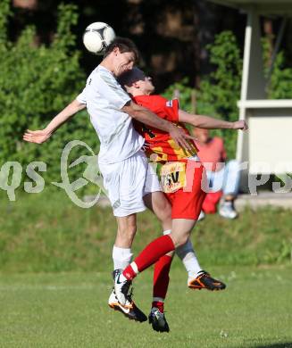 Fussball. Kaerntner Liga. Atus Ferlach gegen ATSV Wolfsberg. Markus Dixer, (Ferlach), Marcel Stoni (Wolfsberg). Ferlach, 17.5.2012.
Foto. Kuess
---
pressefotos, pressefotografie, kuess, qs, qspictures, sport, bild, bilder, bilddatenbank