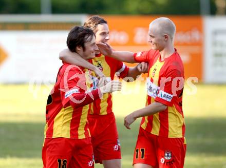 Fussball. Kaerntner Liga. Atus Ferlach gegen ATSV Wolfsberg. Torjubel Marcel Stoni, Philipp Sattler (Wolfsberg). Ferlach, 17.5.2012.
Foto. Kuess
---
pressefotos, pressefotografie, kuess, qs, qspictures, sport, bild, bilder, bilddatenbank