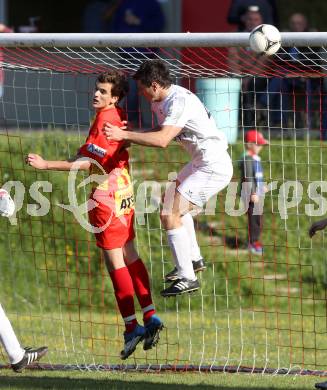 Fussball. Kaerntner Liga. Atus Ferlach gegen ATSV Wolfsberg. Marko Kriznik, (Ferlach), Patrick Marzi  (Wolfsberg). Ferlach, 17.5.2012.
Foto. Kuess
---
pressefotos, pressefotografie, kuess, qs, qspictures, sport, bild, bilder, bilddatenbank