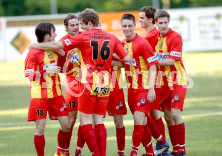Fussball. Kaerntner Liga. Atus Ferlach gegen ATSV Wolfsberg. Torjubel Wolfsberg. Ferlach, 17.5.2012.
Foto. Kuess
---
pressefotos, pressefotografie, kuess, qs, qspictures, sport, bild, bilder, bilddatenbank