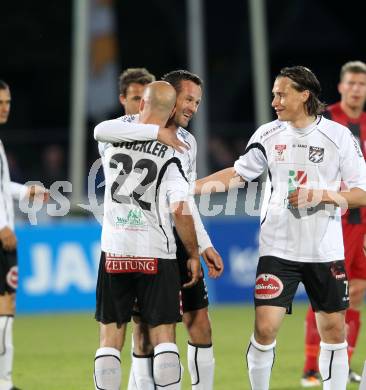 Fussball. Erste Liga.  WAC/St. Andrae gegen LASK Linz. Hannes jochum wird von seinen Mannschaftskollegen verabschiedet (WAC). Wolfsberg, 18.5.2012. 
Foto: Kuess

---
pressefotos, pressefotografie, kuess, qs, qspictures, sport, bild, bilder, bilddatenbank