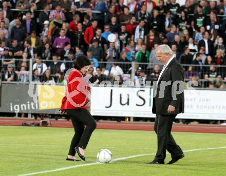 Fussball. Erste Liga.  WAC/St. Andrae gegen LASK Linz. Landeshauptmann Gerhard Doerfler beim Ankick. Wolfsberg, 18.5.2012. 
Foto: Kuess

---
pressefotos, pressefotografie, kuess, qs, qspictures, sport, bild, bilder, bilddatenbank