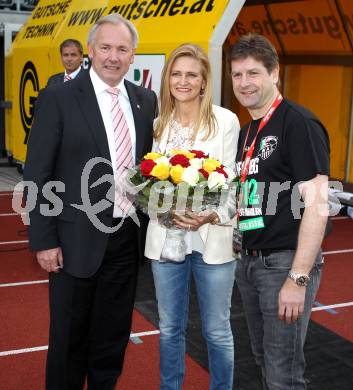 Fussball. Erste Liga.  WAC/St. Andrae gegen LASK Linz. Landeshauptmann Gerhard Doerfler, Waltraud Riegler, Dietmar Riegler. Wolfsberg, 18.5.2012. 
Foto: Kuess

---
pressefotos, pressefotografie, kuess, qs, qspictures, sport, bild, bilder, bilddatenbank