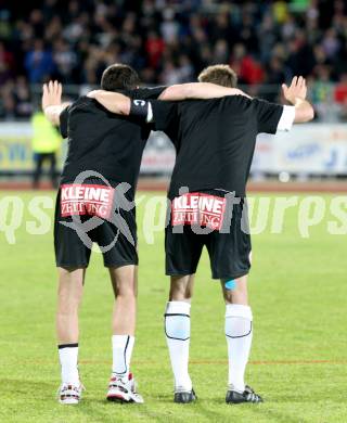 Fussball. Erste Liga.  WAC/St. Andrae gegen LASK Linz. Meisterfeier.  Verbeugung vor dem Publikum, Hannes Jochum, Gernot Messner. Wolfsberg, 18.5.2012. 
Foto: Kuess

---
pressefotos, pressefotografie, kuess, qs, qspictures, sport, bild, bilder, bilddatenbank