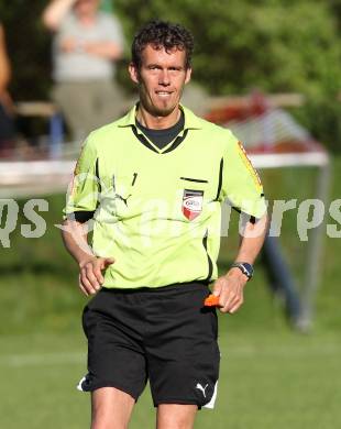 Fussball. Kaerntner Liga. Atus Ferlach gegen ATSV Wolfsberg. Schiedsrichter Manfred Krassnitzer. Ferlach, 17.5.2012.
Foto. Kuess
---
pressefotos, pressefotografie, kuess, qs, qspictures, sport, bild, bilder, bilddatenbank